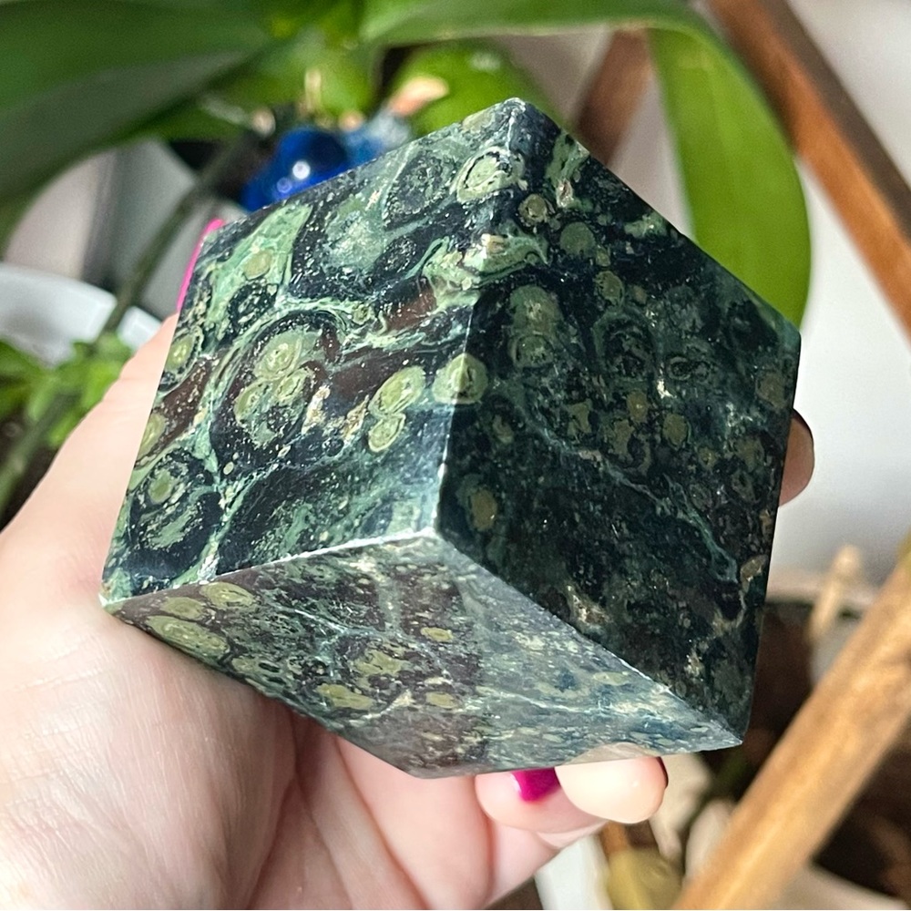 🖤Kambaba Crocodile Jasper Crystal Floating Cube🖤 - Picture 3 of 4